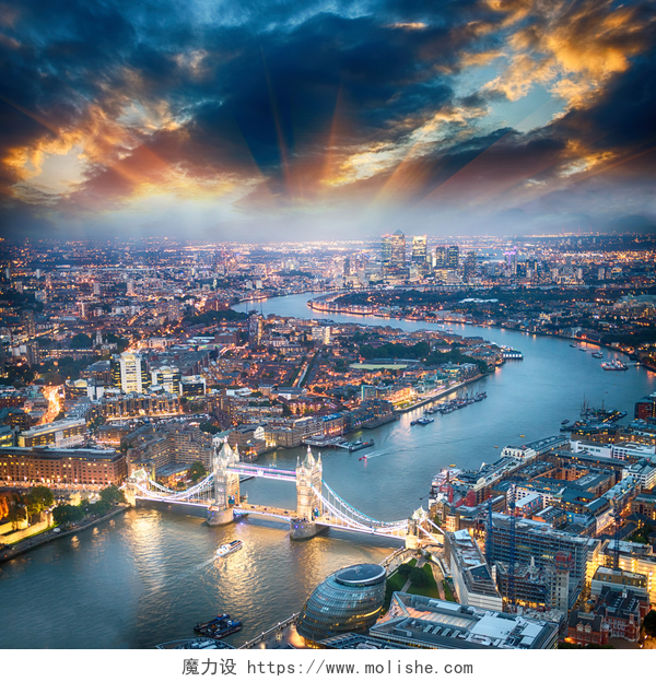 黄昏时分伦敦城市美景伦敦。伦敦塔桥在黄昏与美丽的城市的鸟瞰图